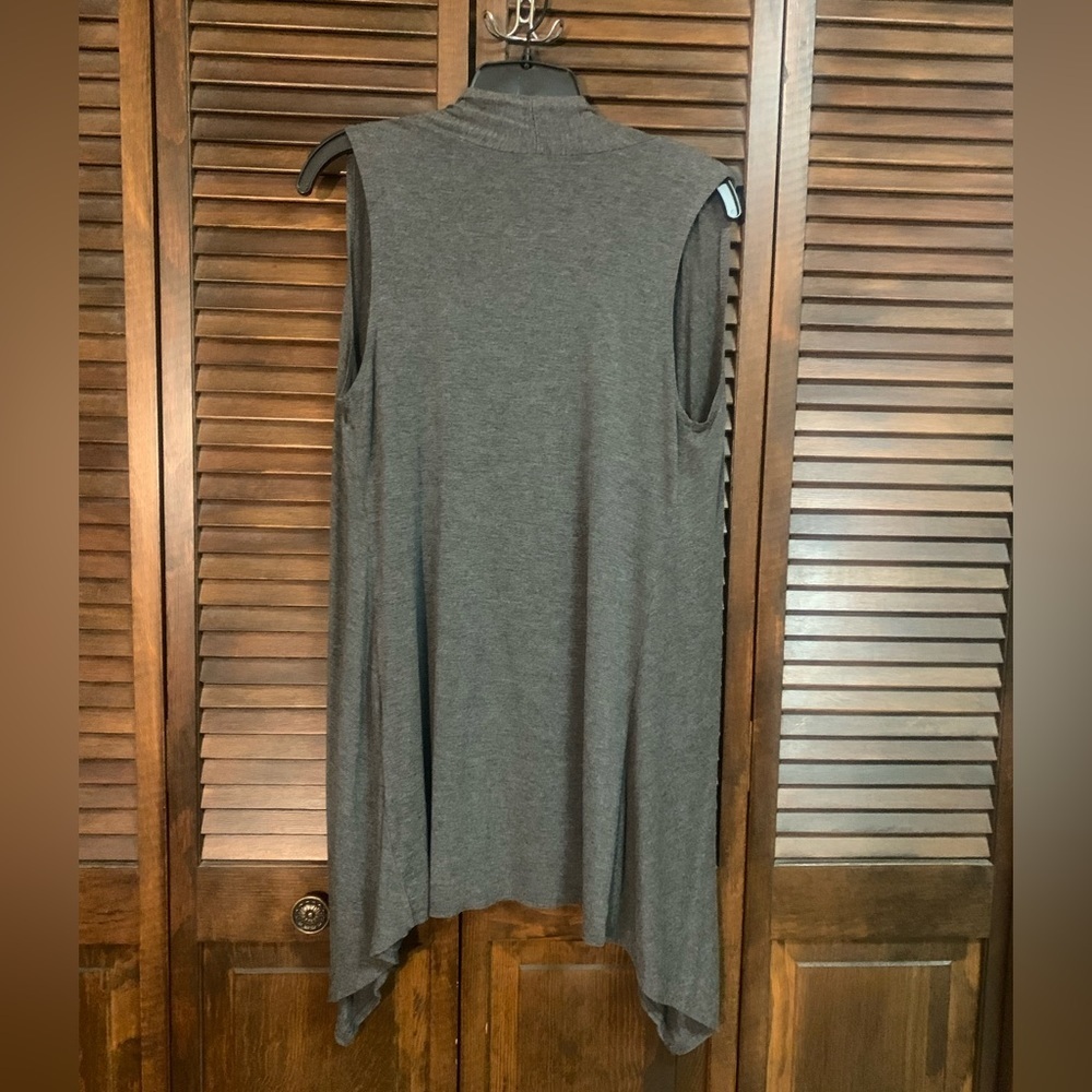 Azules Women's Solid Color Sleeveless Asymetric Hem Open Front Cardigan - GREY - Picture 3 of 10